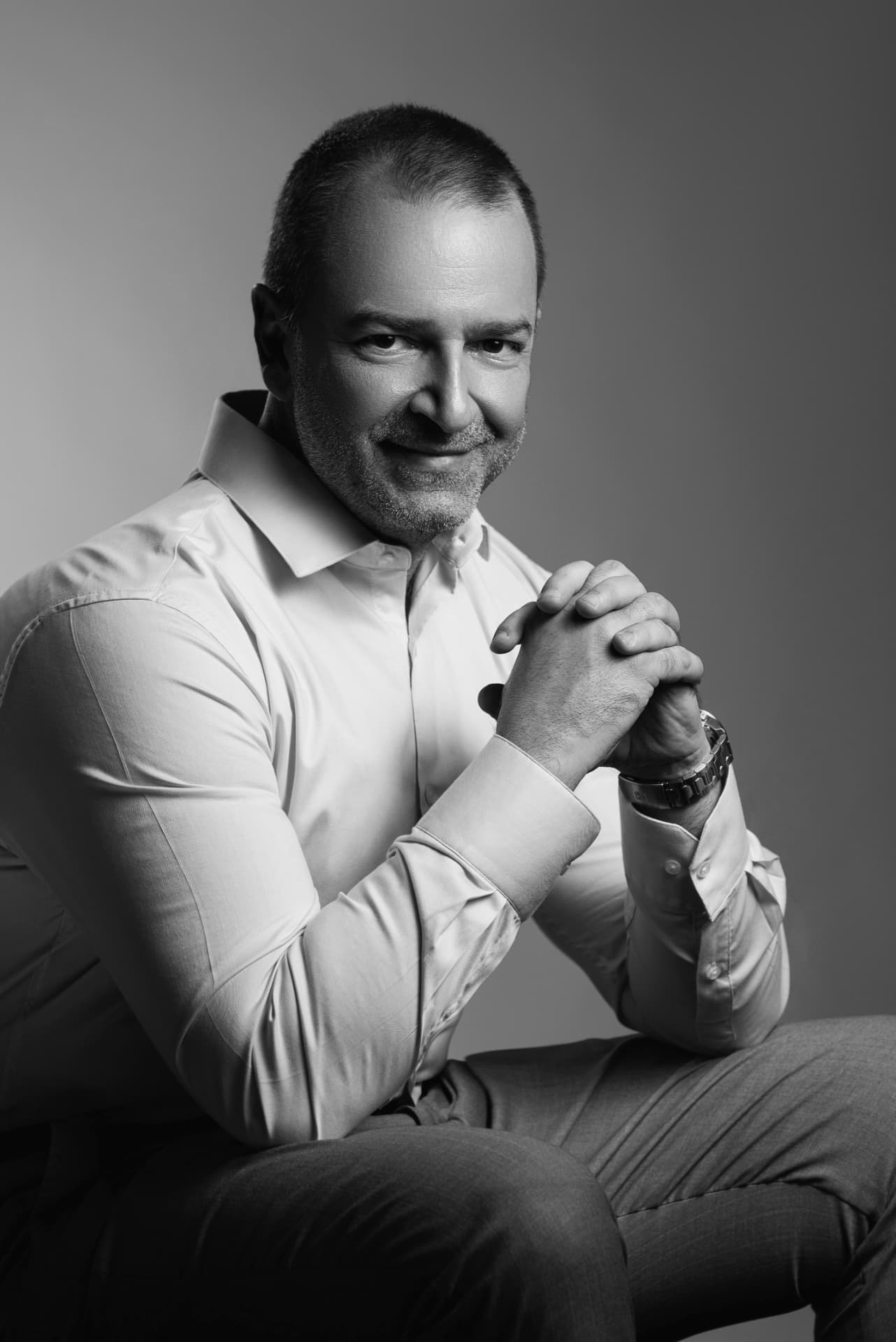 Retrato em preto e branco do médico sorrindo